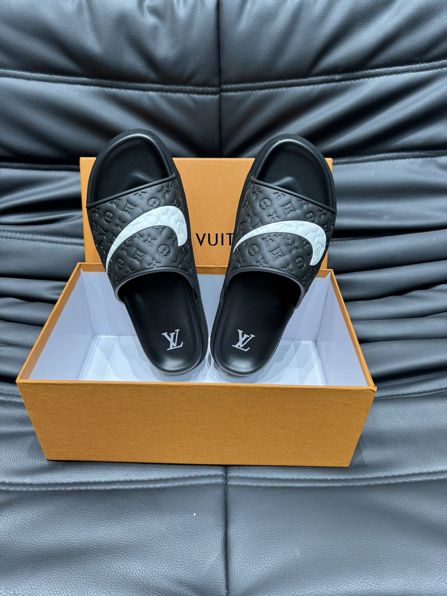 Louis Vuitton Slippers